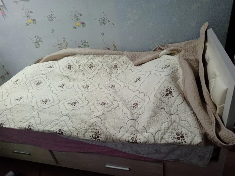Кровать, белая удобная.