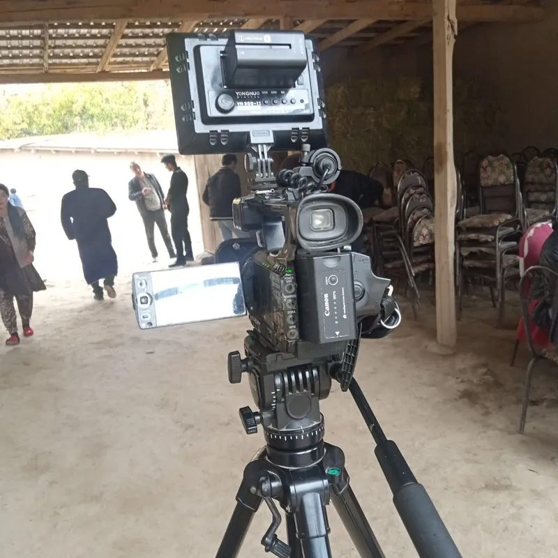 Canon XF100  64 lik fleshka bor 5 soat oladi 6