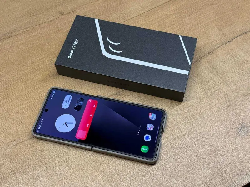 Samsung Galaxy Z Flip 7, как новый, чёрный цвет, память 512 GB. 2 Samsung Galaxy Z Flip 7, как новый, чёрный цвет, память 512 GB. 2