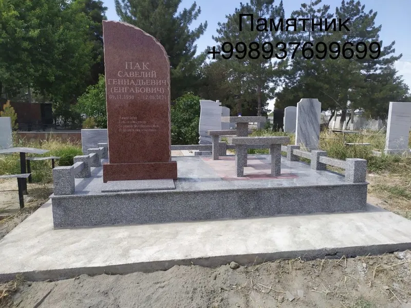 Памятник и навес на корейском кладбище Возрождение