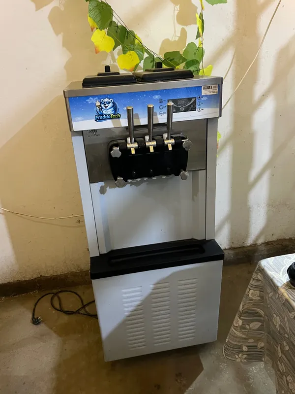 Freezer Muzqaymoq aparat 220W sotiladi yangi 1 Freezer Muzqaymoq aparat 220W sotiladi yangi 1
