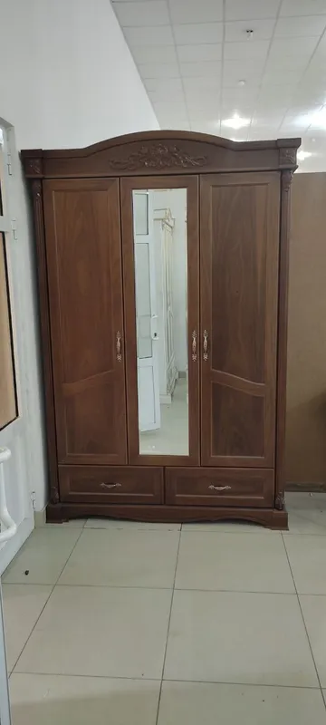 Shkaf 3 eshikli oq va orex ranglari bor — фото 1