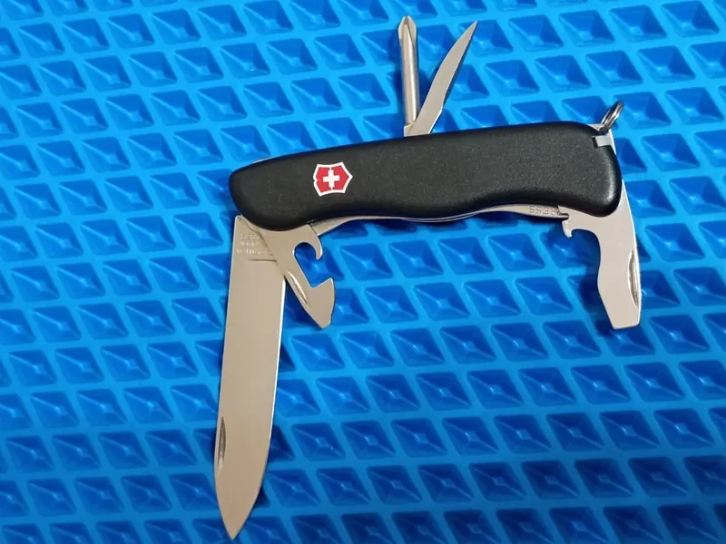 Продам небольшую коллекцию ножей Victorinox 3 Продам небольшую коллекцию ножей Victorinox 3
