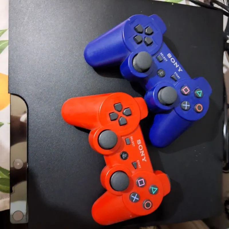 PS3 sotiladi. Holati a'lo,2 ta yangi pulti bilan 1 PS3 sotiladi. Holati a'lo,2 ta yangi pulti bilan 1