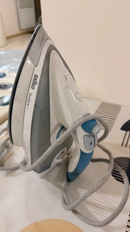 Продаётся утюг Braun 1
