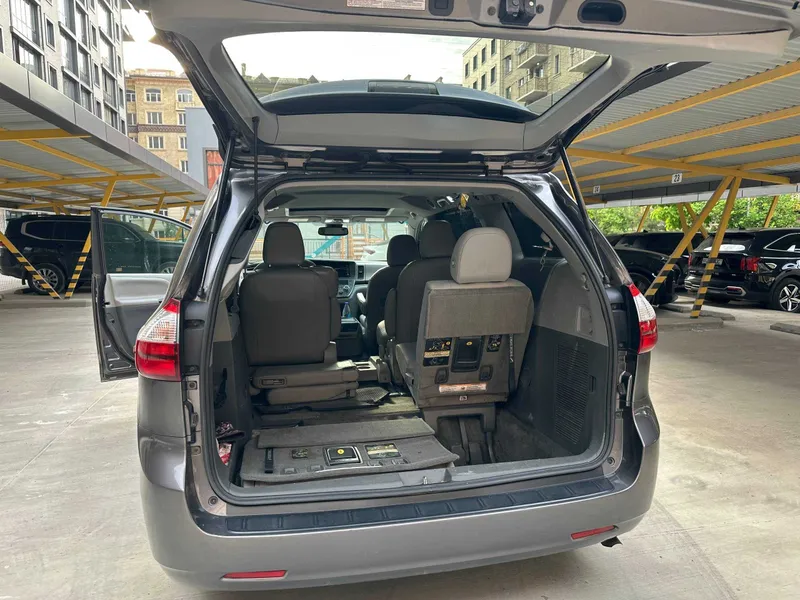 Toyota Sienna 2018 Срочная продажа — фото 3
