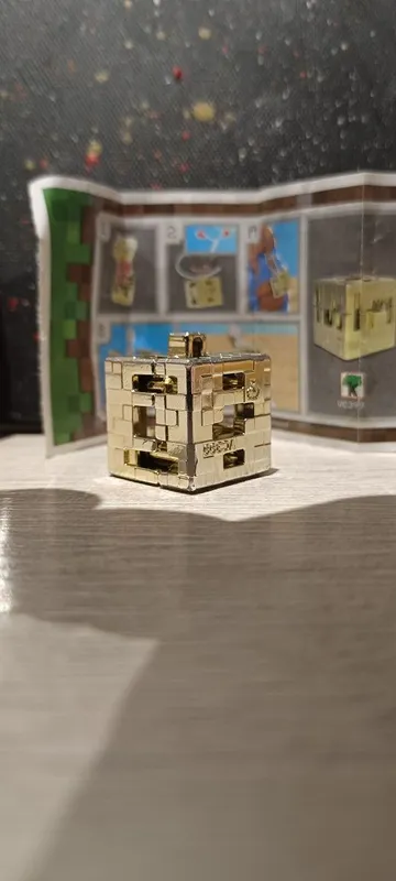 Продаю Kinder Joy Minecraft золотой куб