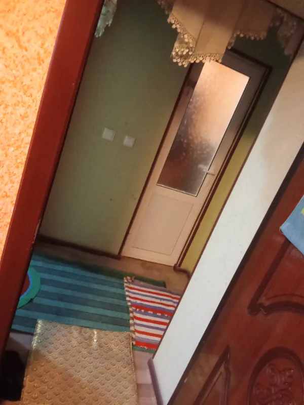 Avrorada 1 xonali dom sotiladi