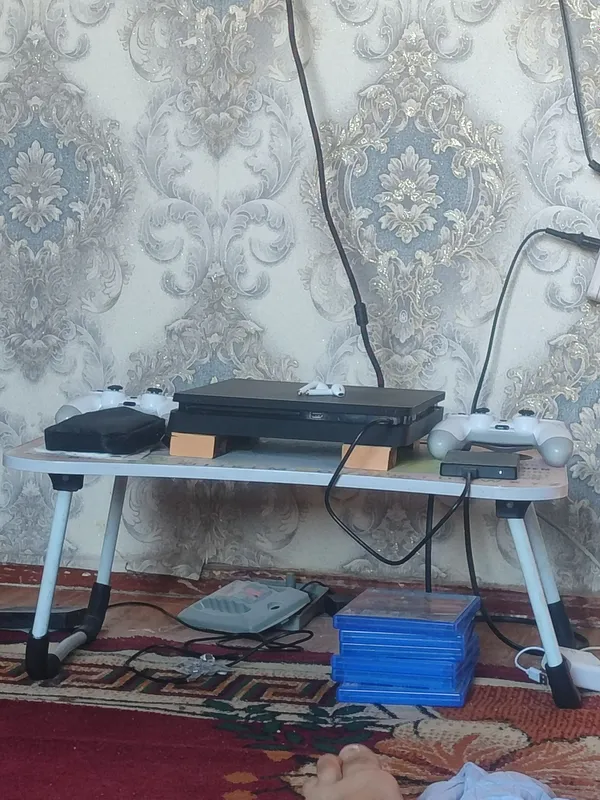 Ps4 sotiladi 3ta jěstik 6 ta oreginal disk 1 ta vneshney disk 1