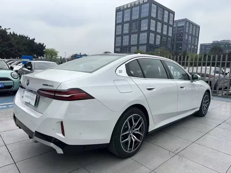 BMW i5 40L 2025 yil M-Sport — фото 3
