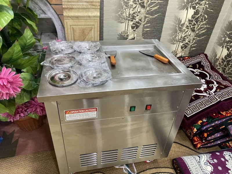 Muzqaymoq apparat (Ice roll machine) Ice roll yasaydigon apparqt. Yang 4