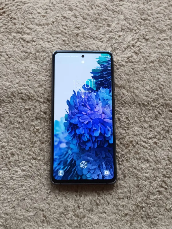 Samsung S20 fe 5G oynasida dars ketkan joyibor 1 Samsung S20 fe 5G oynasida dars ketkan joyibor 1