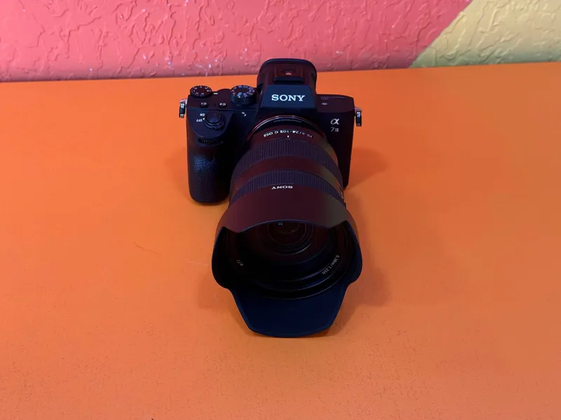 Sony Alpha A7 III с объективом Sony 24-105mm f/4 G 2 Sony Alpha A7 III с объективом Sony 24-105mm f/4 G 2