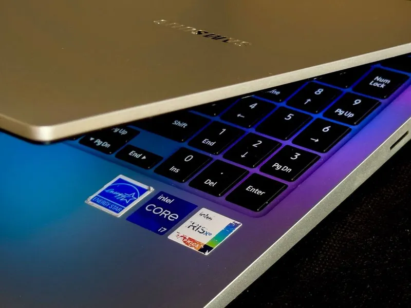 SAMSUNG gAlAxY BOOK NP754XFG exclusive modellardan BIRI 5 SAMSUNG gAlAxY BOOK NP754XFG exclusive modellardan BIRI 5