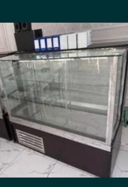 Vitrina xolodilnik