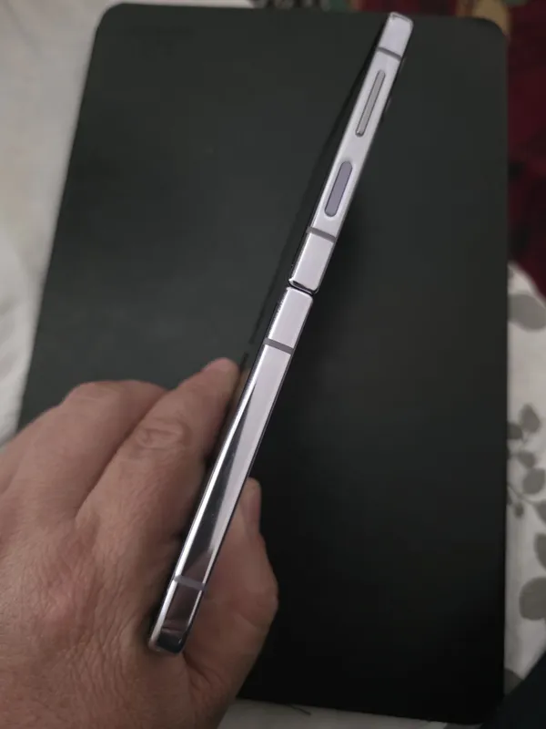 Samsung Z Flip 4 — фото 1