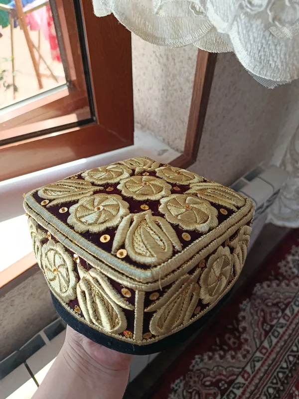 ayollar va kelinchaklar uchun qalpoqlar