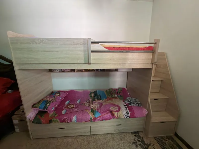 Krovat sotiladi ikki etajli xolati ideal 2