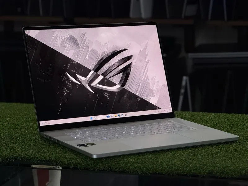 Asus Zephyrus G16 ultra 9-185H RTX-4060 32/1Tb