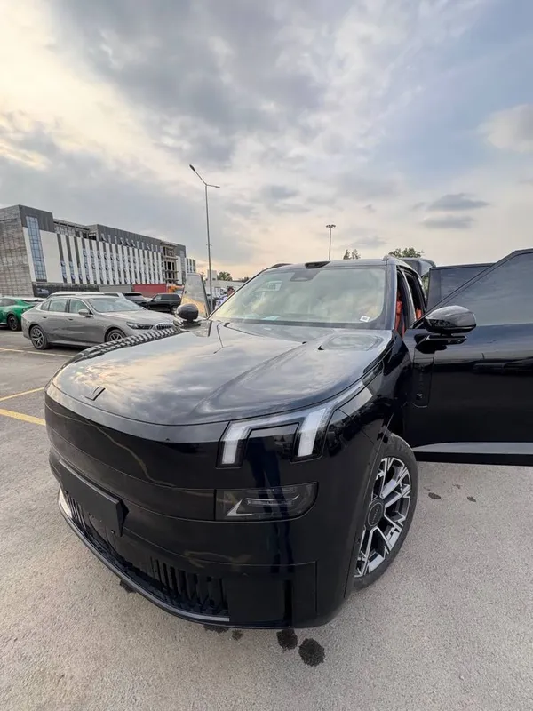 Lynk& co 900 qora 2