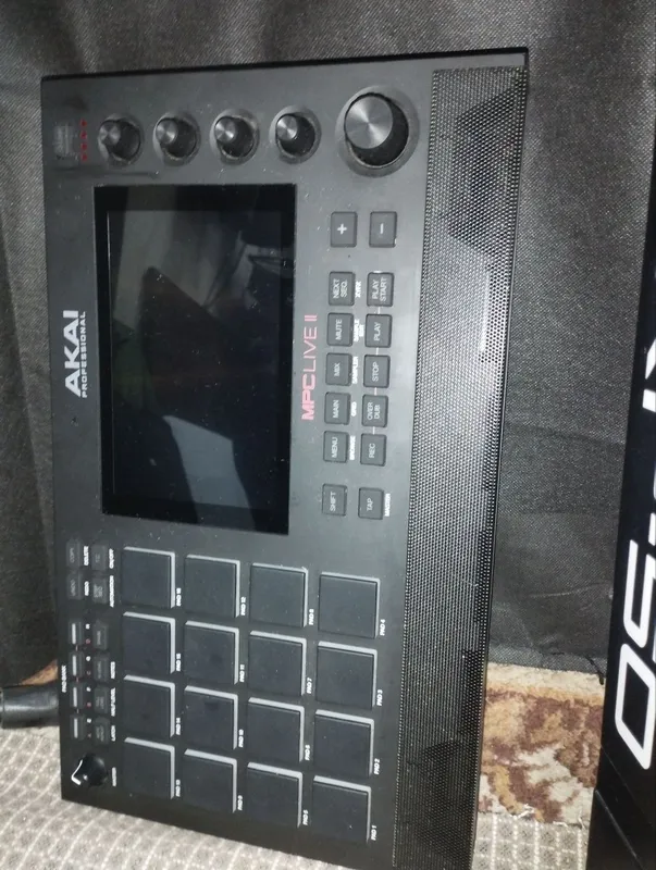 AKAI MPC LIVE 2 ideal holatda 2