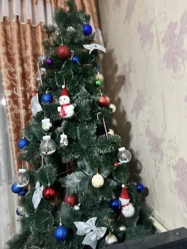 Йолка для дома с игрушками месте