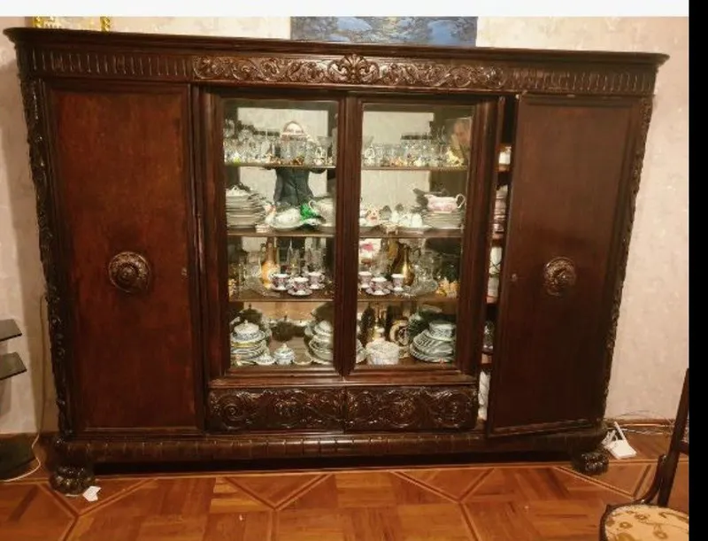 Антикварный старинный платяной шкаф. Очень тяжёлый, красивая резьба.