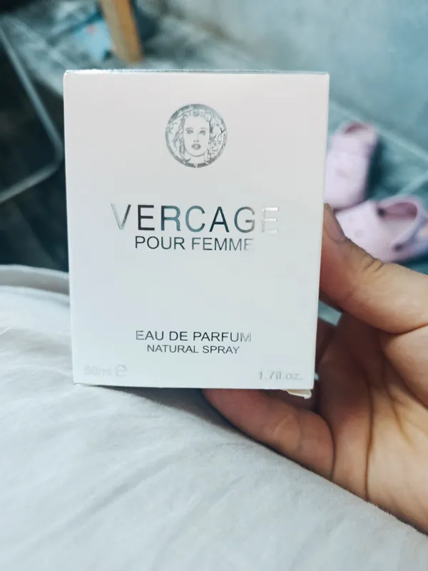 Versace  yengil gul nozik toza qiz vibe beradi
