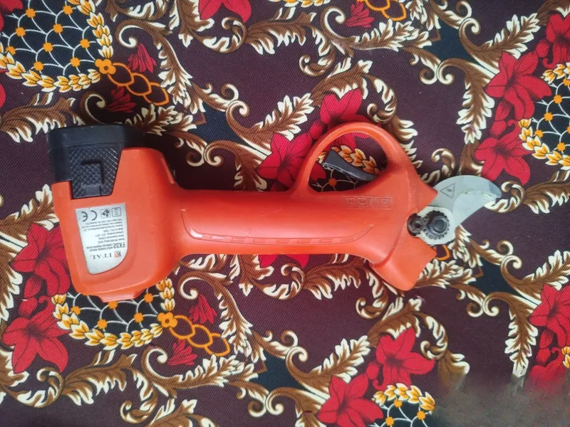 ITAL elektr sekator 3 ta akkumulyator bilan 4 ITAL elektr sekator 3 ta akkumulyator bilan 4