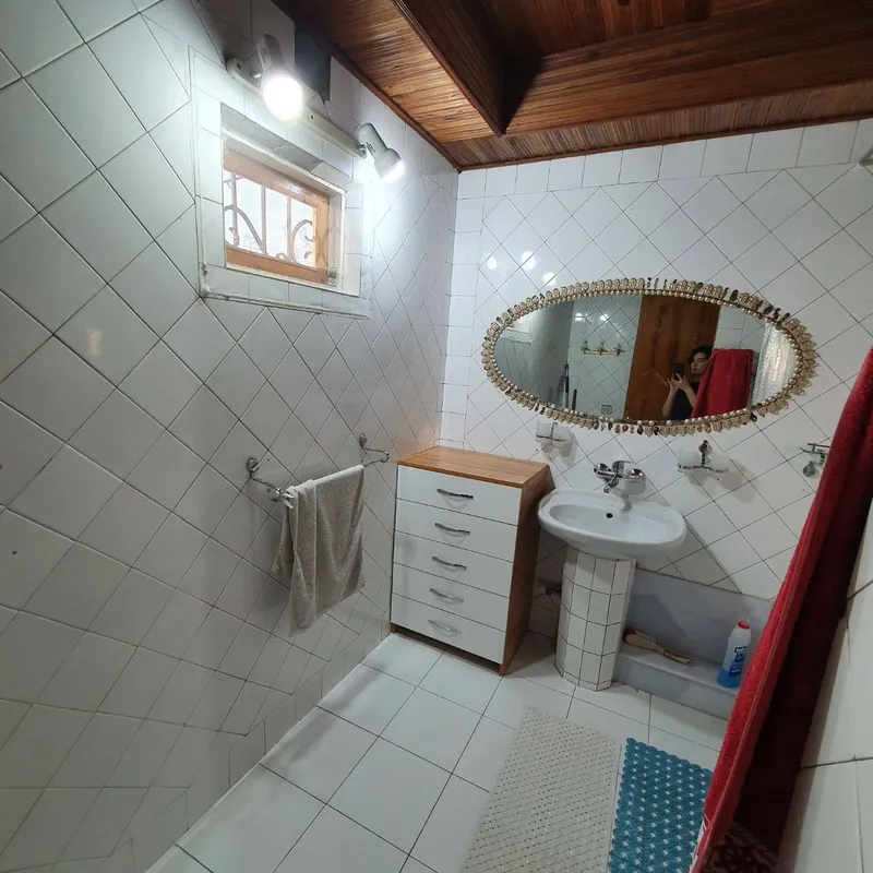 4 sotix uchastkada basseyn, texnika va mebel bilan (tayyor ijarachi) keng 5 xonali uy sotiladi 6