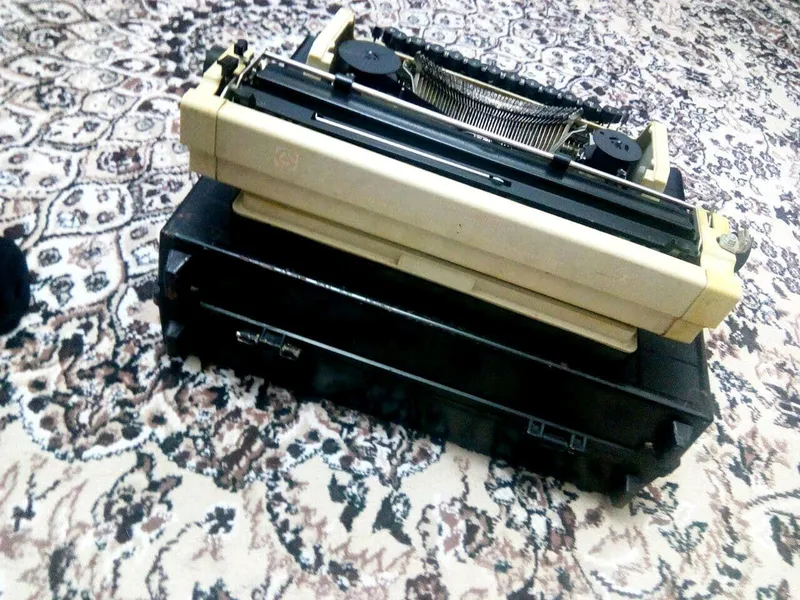 Yozuv mashinkasi, Germaniya, 1987-yil, original keýsida. 5