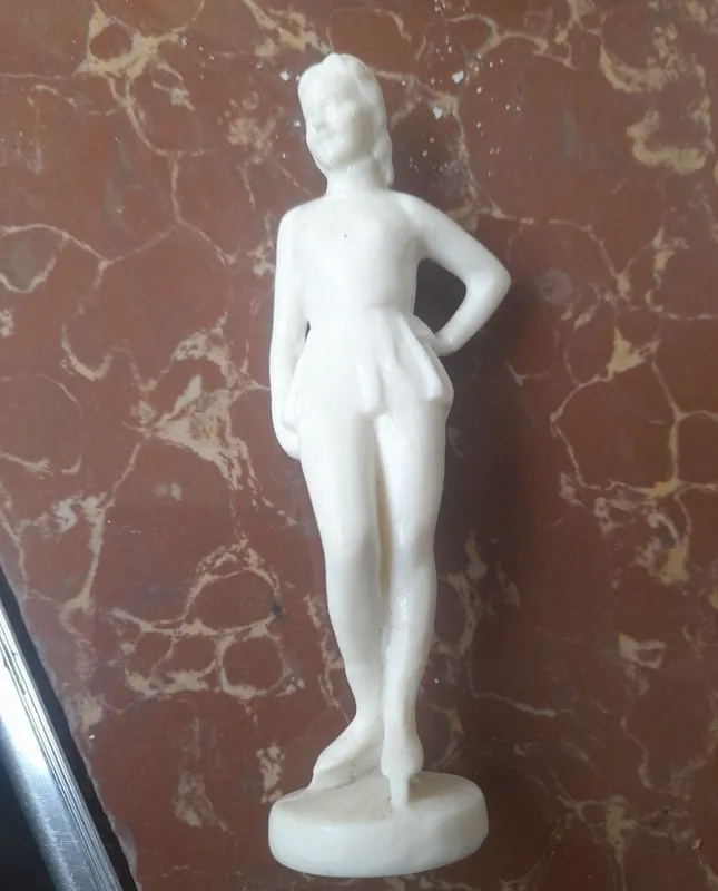Figuristka, mo‘rt plastmassa, 50–60-yillar, 150 000 Figuristka, mo‘rt plastmassa, 50–60-yillar, 150 000