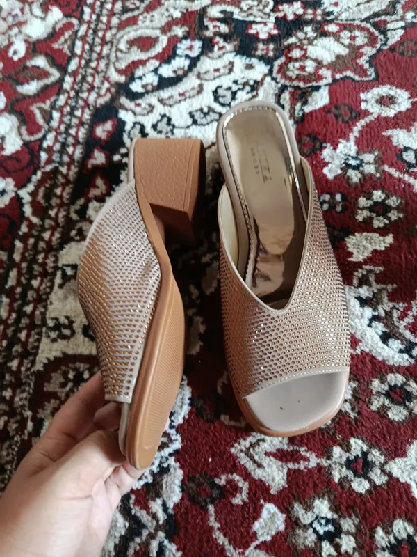 yangi oyoq kiyim 39razmer