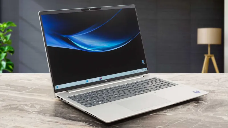 HP EliteBook 660 G11 16" WUXGA Intel Core Ultra 5 135U 16 GB 256 GB