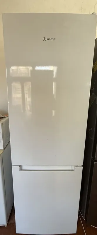 Продается холодильник Indesit No Frost 330л /185см