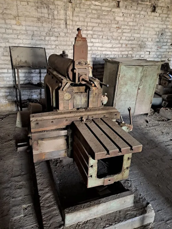 Продаётся фрезерный станок б.у 1