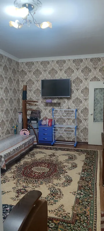 продается 1 комнатная ,Феруза, 2 й этаж,Таксопарк 3