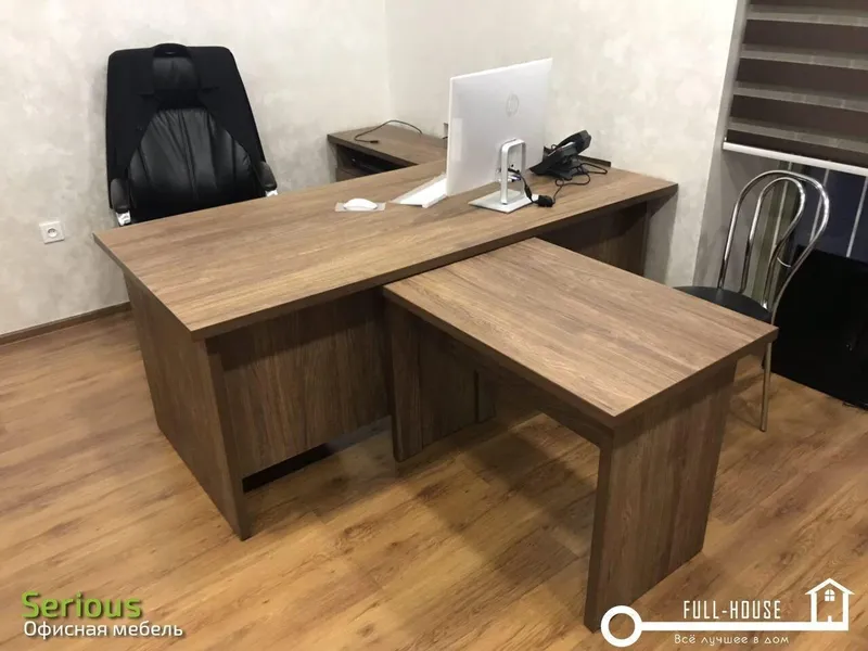 Продаётся офисная мебель: рабочий стол, 1 кресло, 2 стула Продаётся офисная мебель: рабочий стол, 1 кресло, 2 стула