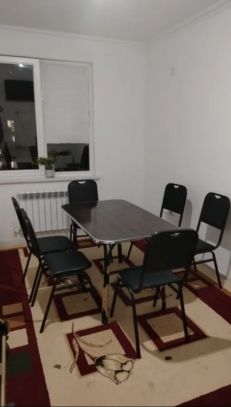 Стол стуллар сотилади 6 та стуллари .