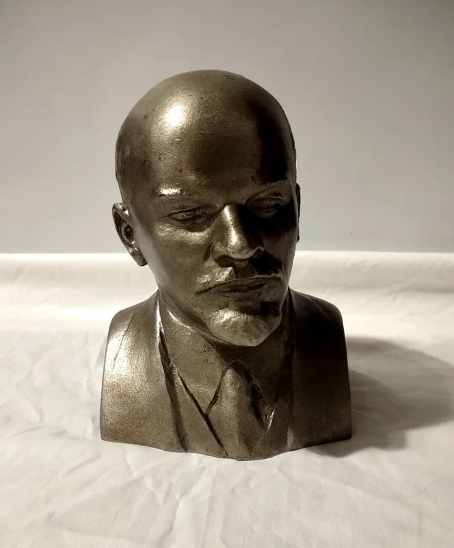 Бюст В И. Ленина 1970-80 гг., С. Есенина 1960 г. 2
