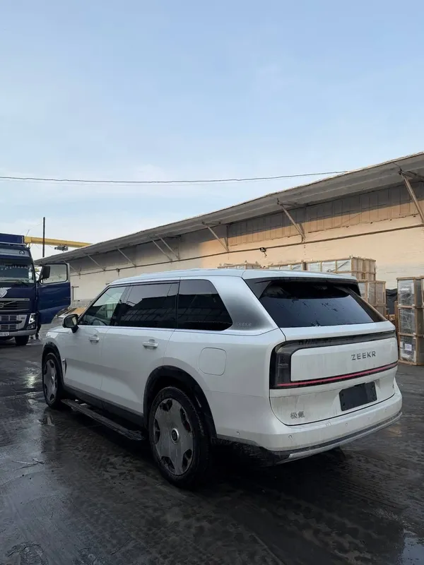 Zeekr 9x 70kw.Srochna Zeekr 9x 70kw sideniya aylanadi full 107.000$ 2