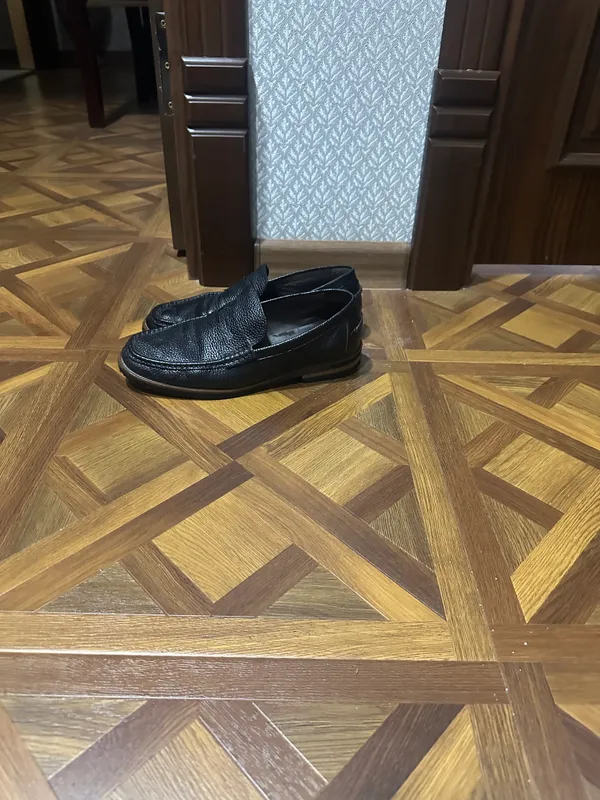 Erkaklar tuflisi, teri, Derimod brendi, Turkiya 2