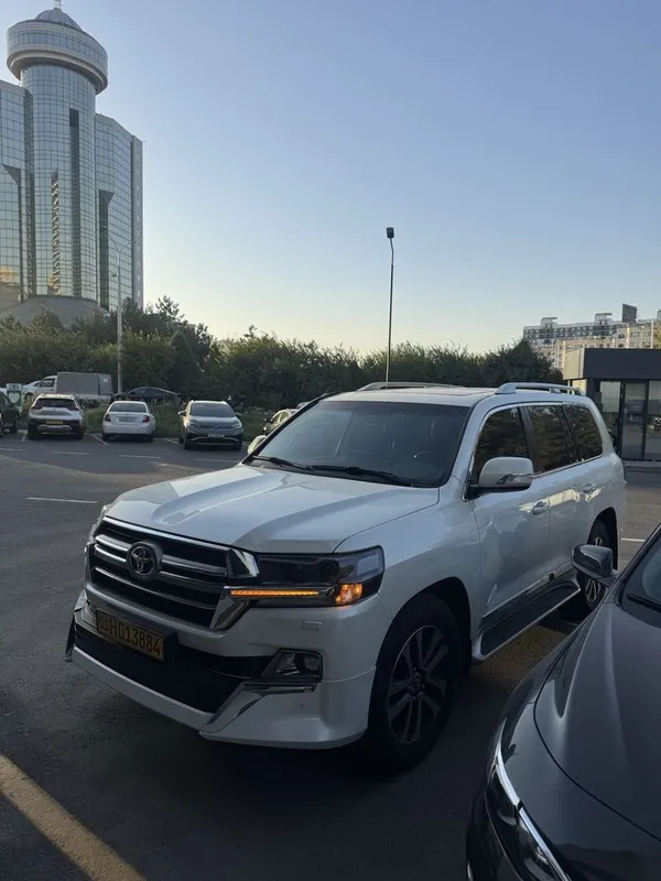 Toyota land cruiser 200 год 2019