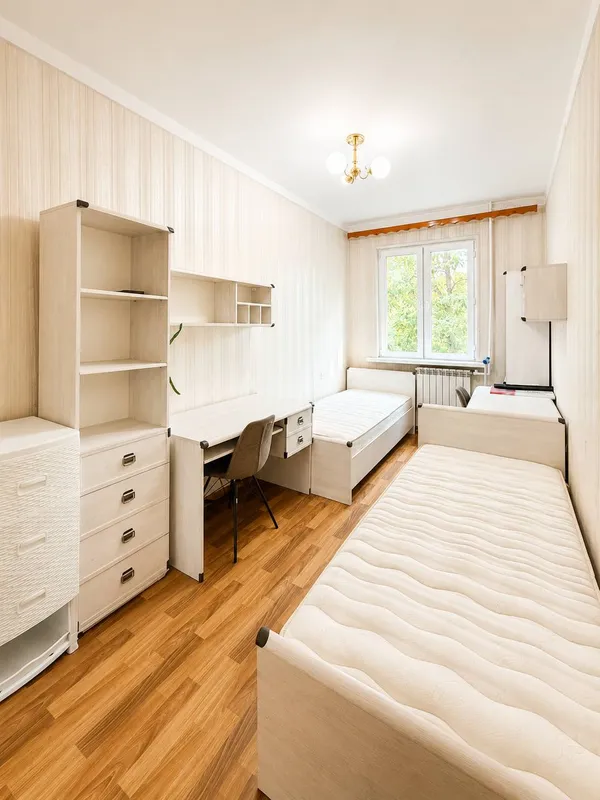 #100 4/3/5 Продаётся просторная 4-комнатная квартира с ремонтом, парковкой во дворе и отличным расположением в районе Художникова — фото 3