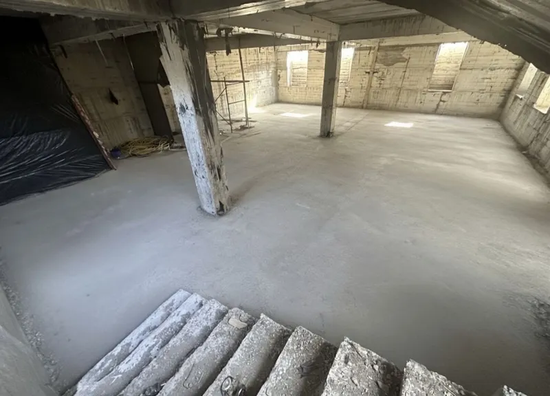 6 ta dom o'rtasida 3 etajlik Bino 800 m2 Oktayabr bozor orqasida — фото 4