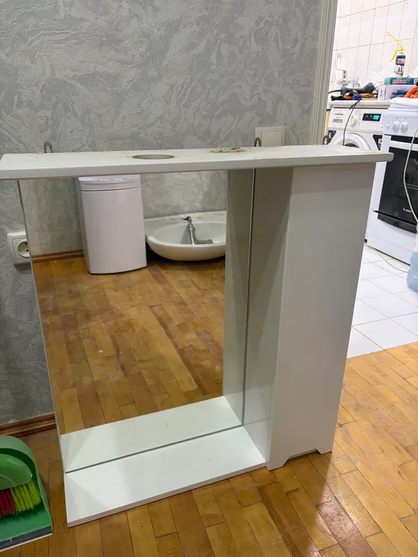 Зеркало со шкафчиком 1 Зеркало со шкафчиком 1