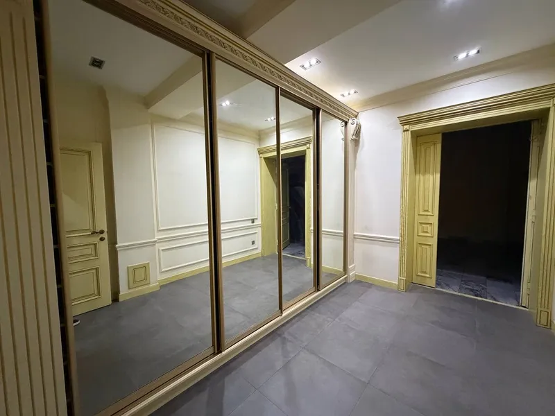 Yakkasaroyda 217 m² maydondagi 4 xonali kvartira sotiladi 4