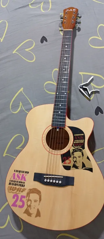 Gitara yangi. Chexol va Kapodastr sovg'aga
