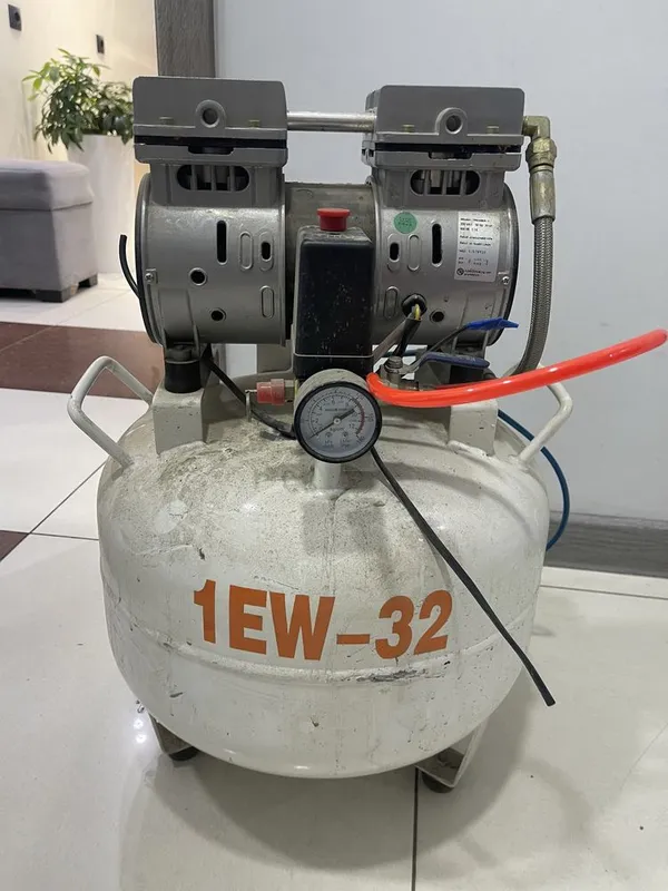 Стоматологический безмасляный компрессор 1EW-32 (32 л) 1 Стоматологический безмасляный компрессор 1EW-32 (32 л) 1