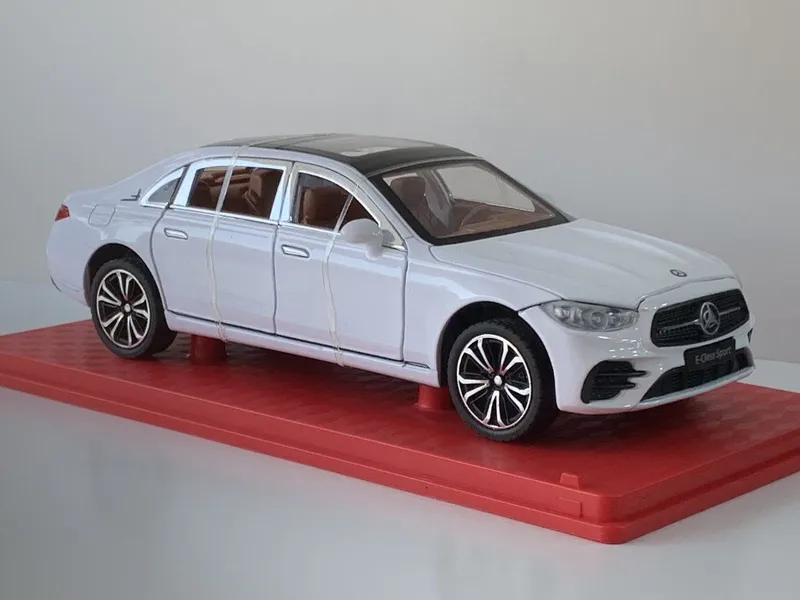 Modelka Mercedes-Benz C260L, Mercedes-Benz E-Class 1:24 4